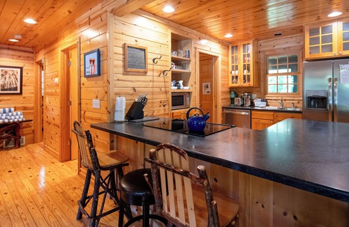 Saugatuck Cabin | Kingfisher Cove! Private hot tub + community pool