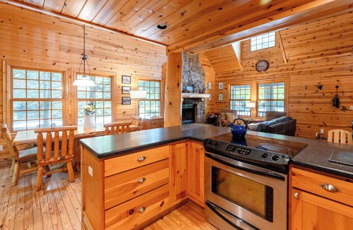 Saugatuck Cabin | Kingfisher Cove! Private hot tub + community pool