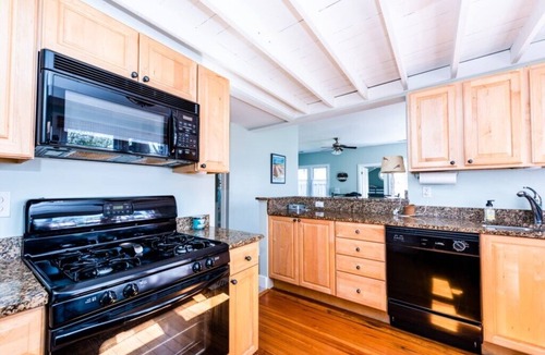 Union Pier House | Lake Escape - Private Hot Tub - Short Walk to Beautiful Berrien Street Beach 🏖️☀️😎