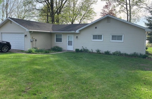 Decatur House | Lake Front home near Sister Lakes area. Pontoon rental available.