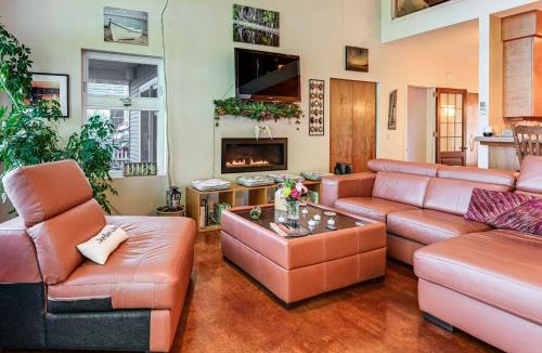 Lake Odessa House | 'Lake Garden House' w/Hot Tub & Dock