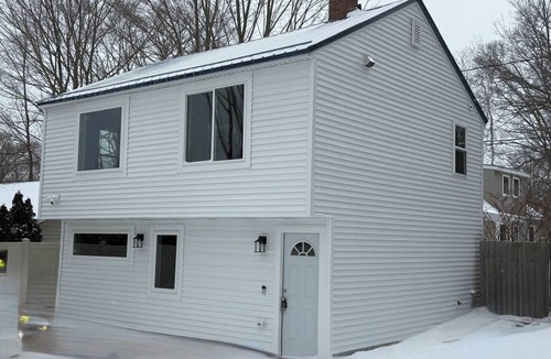 Norton Shores Cottage | Lake Harbor Haven II Charming 2-bedroom cottage with AC in Norton Shores