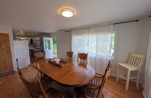 Angola Cottage | LAKE JAMES Beautiful 4-bedroom cottage with Swimming, AC