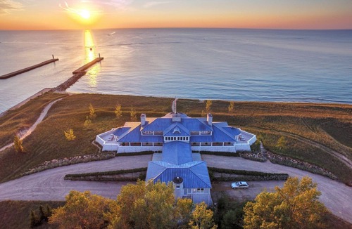 Saugatuck House | Lake Michigan beach home. Saugatuck. Heated pool, hot tub, 8 bedrooms. 9 baths.