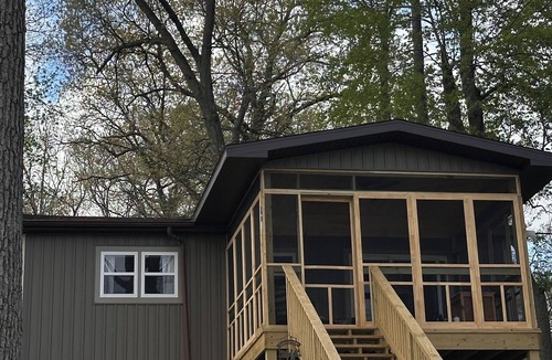 Warsaw Cottage | Lake Palestine Paradise. Charming 2-bedroom, 1-bath cottage in Warsaw.