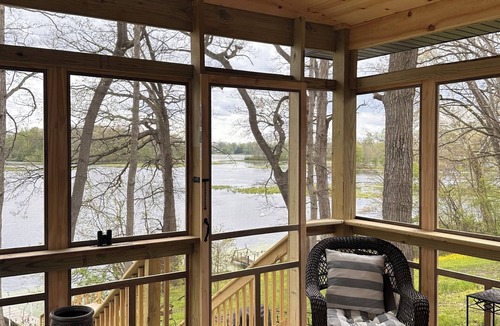 Warsaw Cottage | Lake Palestine Paradise. Charming 2-bedroom, 1-bath cottage in Warsaw.