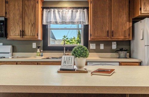 Syracuse House | Lake View Lodge on Dewart Lake/1 mile from Blue Barn Berry Farm/kayaks!