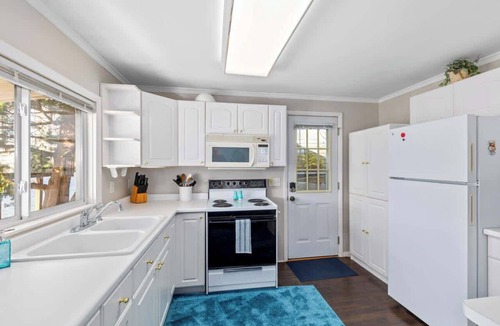 Rockford House | Lakefront 2BR Cottage w/Fire Pit & Dock Access