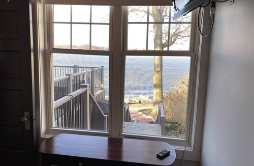 Hudson Lake Cottage | Lakefront cottage on scenic Hudson Lake