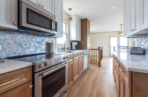 Glenn House | Lakefront Cottage with Hot Tub & Beach Access