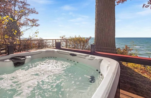 Glenn House | Lakefront Cottage with Hot Tub & Beach Access