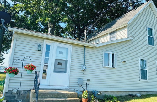 Marcellus Cottage | Lakefront Getaway— FREE Kayaks,canoe & Paddle Boat Included ! Fish Lake cottage