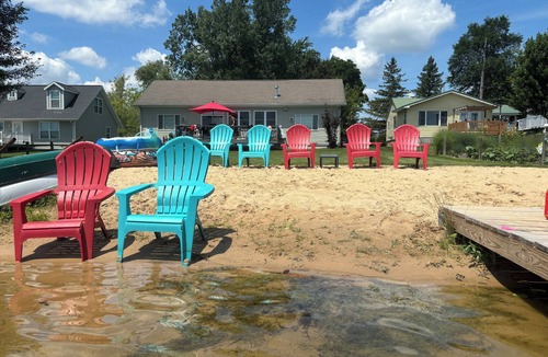 Ada House | Lakefront home in lovely Rockford with dock,sandy beach,deck,fire pit & wifi☀️