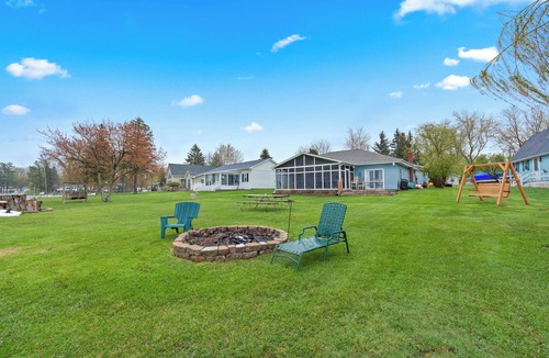 Coldwater House | LAKEFRONT RETREAT with private dock, Relax, play & gather with family & friends.