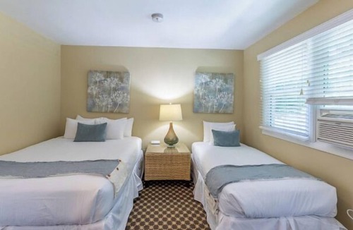 Whitehall Resort | Lakefront room that sleeps 5
