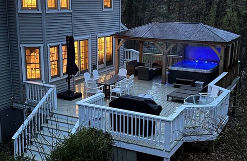 Coloma House | LakePath Beach House - walk to beach, hot tub, pets