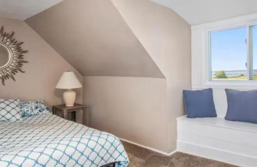Lakeside House | Lakeshore Comfort Lakeview Family Getaway
