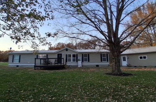 Lakewood  Shelby County House | Lakeside Haven Come enjoy the relaxing stay next to the Lake with nature sounds