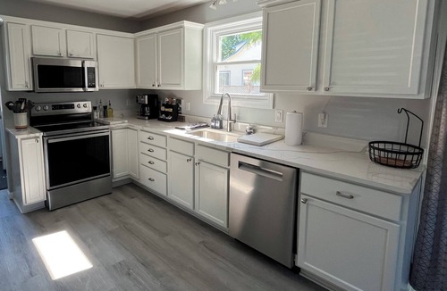 Lakeside House | Lakeside Horizon - minutes to Lake Michigan Pere Marquette Beach & Muskegon Lake