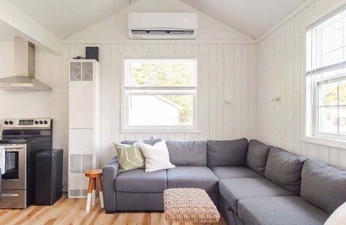Hartland House | Lakeside Retreat, Cozy 2BD Cottage with Firepit Close to the Lake