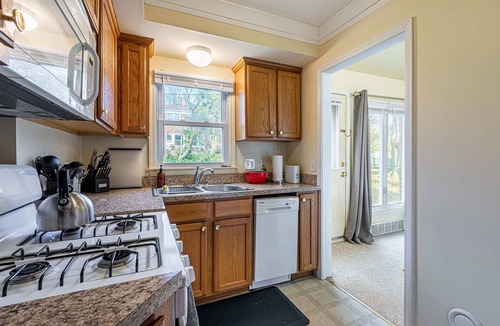 Dicken House | Large 4BR Stadium Getaway, Walk to the Big House!