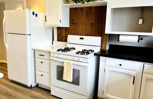 Gary Apartment | Large apartment near Merrillville, Griffith, BP