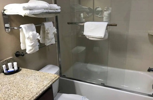 Crawfordsville Hotel | Large Family Suite w/ Free Hot Breakfast Buffet & Heated Indoor Pool