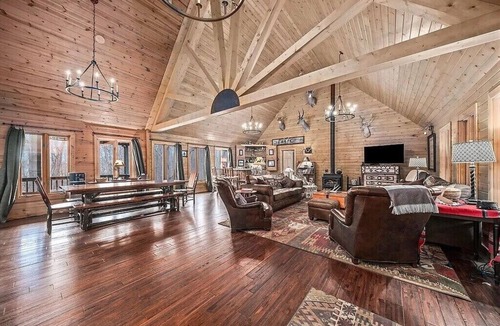 Lawrence Cabin | Large LODGE Sleeps 20 Game Rm HOT TUB Golf nearby Pontoon poker rm