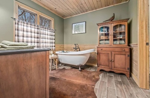 Lawrence Cabin | Large LODGE Sleeps 20 Game Rm HOT TUB Golf nearby Pontoon poker rm