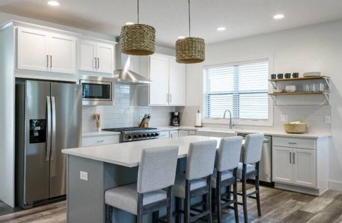Northeast South Bend House | Legacy II- Walk to Notre Dame. New 6 bedroom 5.5 bathrooms, sleeps up to 14