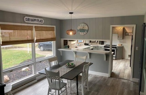 Holland House | Leisure Cottage - Minutes from the Beach