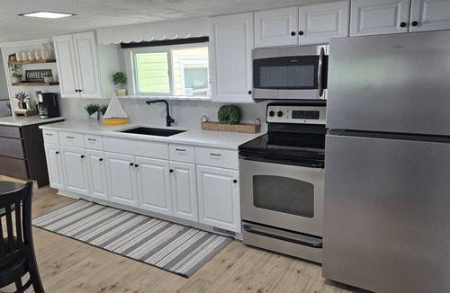 Frontier Cottage | Lemon Drop Point: Cozy 2-bedroom cottage on Little Long Lake