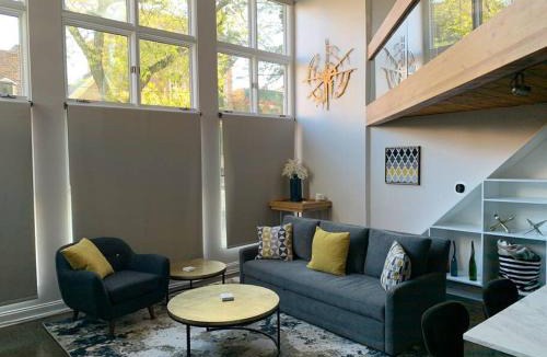 Sheffield Neighbors Apartment | Lincoln Park Light-Filled Loft