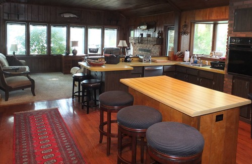 Sister Lakes House | Lorlee - LARGE AND LOVELY FAMILY COTTAGE ON DEWEY LAKE WITH PRIVATE BEACH!