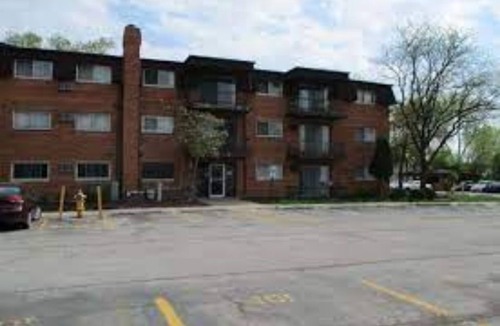 Lansing Condo | Lovely 2 Bedroom Condo With Pool
