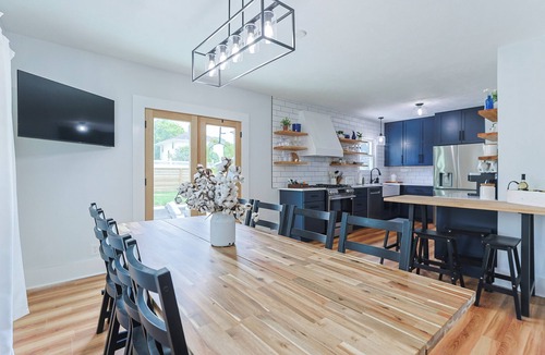 Harters Heights House | Lucky Notre Dame Home Base- 1 Mile to Stadium-Sleeps 16 -Stylish Summer Getaway