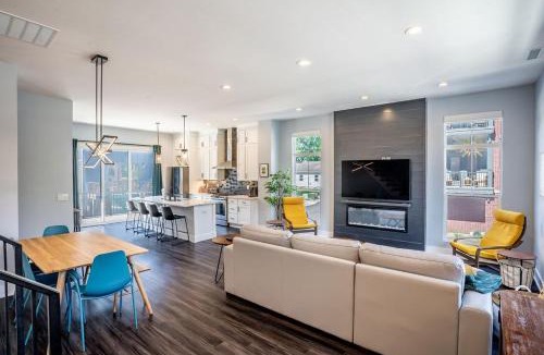 Westfield House | Lux Home 5 mins to Grand Park with Private Garage-Family Friendly