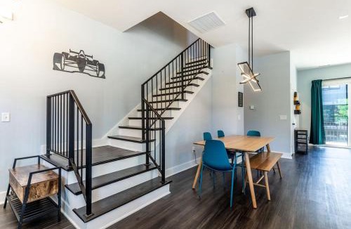 Westfield House | Lux Home 5 mins to Grand Park with Private Garage-Family Friendly