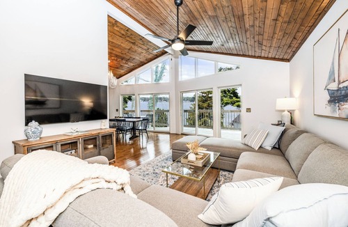 Paw Paw Lake House | Lux Pool House on Paw Paw Lake, sleeps 14- 1 hr 45 min from Chicago!
