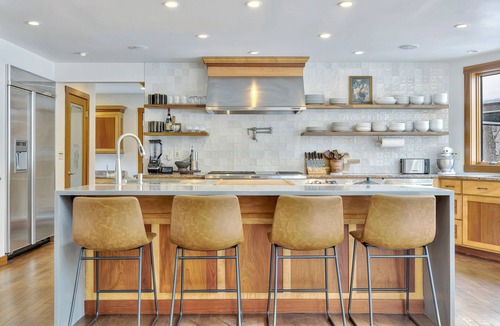 Stevensville House | Luxe Family Retreat Pool & Hot Tub Near Beach