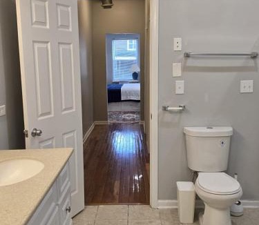 Woodlawn Apartment | Luxe Loft vibe with King Suite - 4BR 3Ba