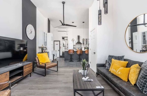 Crawfordsville Condo | Luxe Penthouse Condo | City Views Parking Fire