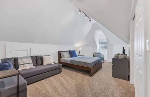 Walnut Hills Apartment | Luxurious 2 Bdrm 2 Bath 3rd floor