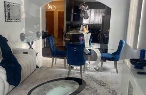 Gary House | Luxurious Stay 5-min from Airport