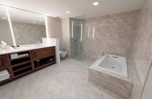 Hillsdale Hotel | Luxury King Suite with sleeper sofa and Breakfast