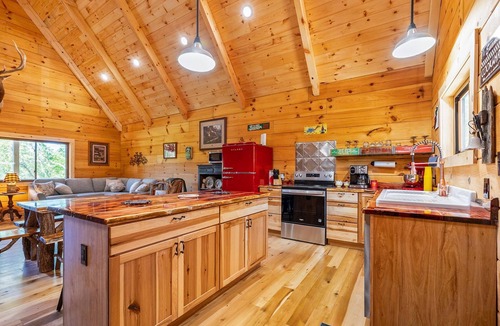Gnaw Bone Cabin | Luxury Log Cabin, Pet Friendly, Hot Tub, Golfing, Near Brown County State Park