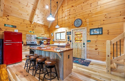 Gnaw Bone Cabin | Luxury Log Cabin, Pet Friendly, Hot Tub, Golfing, Near Brown County State Park