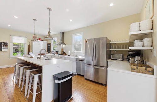 Three Oaks House | Luxury Retreat for 26, Pool, Hot Tub, amazing!