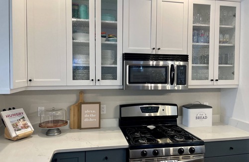 New Buffalo House | Luxury vacation cottage - walk to beach/downtown New Buffalo and pool!