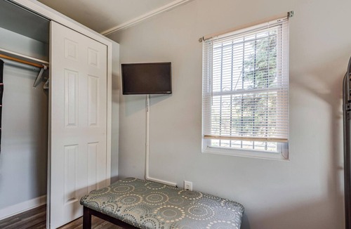 Washington Heights Apartment | Marvelous 3-bedroom apartment with AC in vibrant Chicago